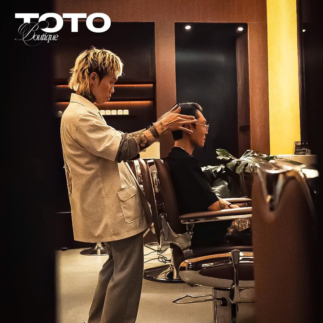 Barber ToTo đang hoàn thiện kiểu tóc